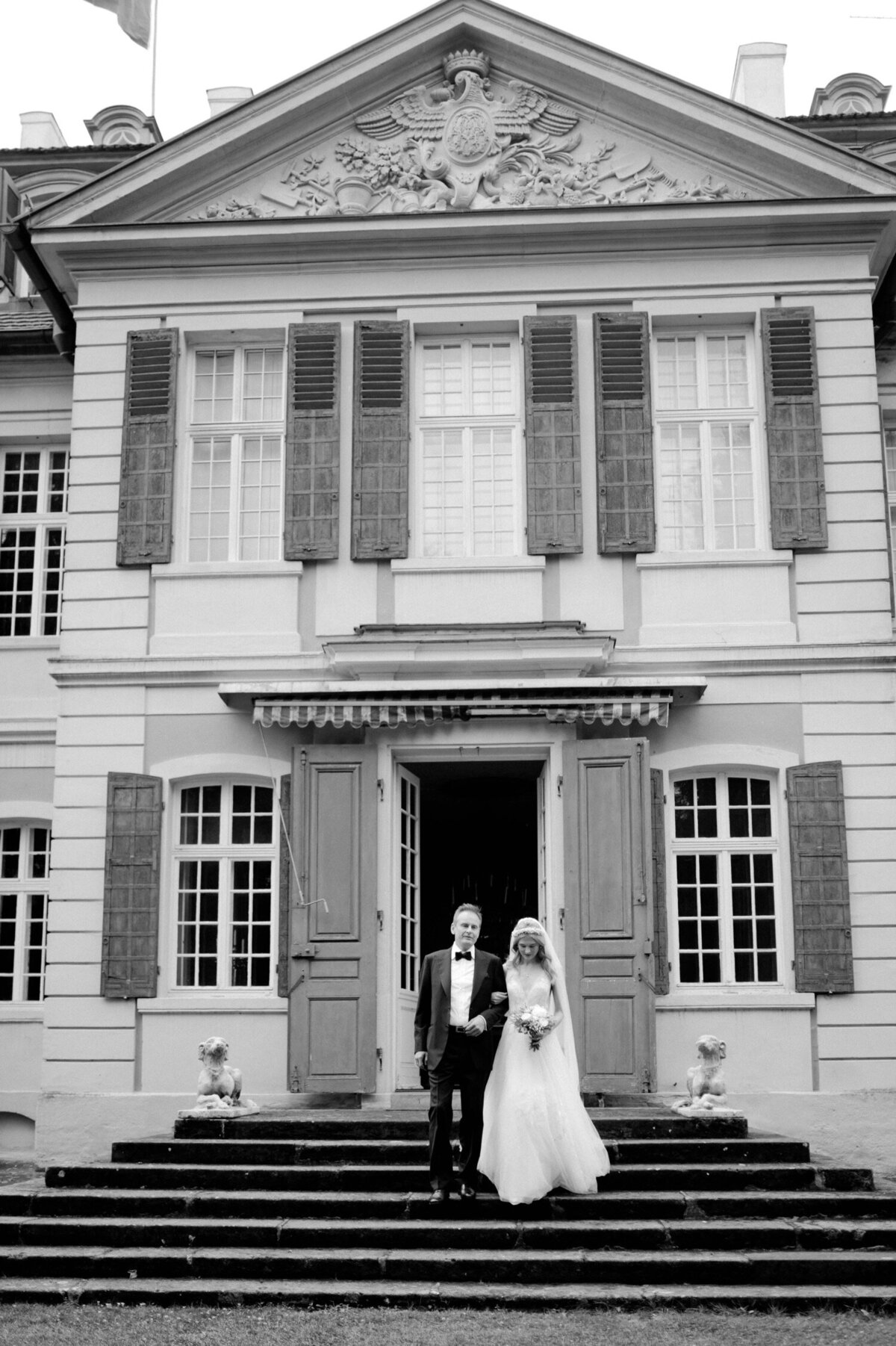 083_Fine_Art_Luxury_Wedding_Photographer_Munich (83 von 300)_A luxury wedding photographer for elegant and stylish couples in Munich. Discover the work of fine art wedding photographer Flora and Grace