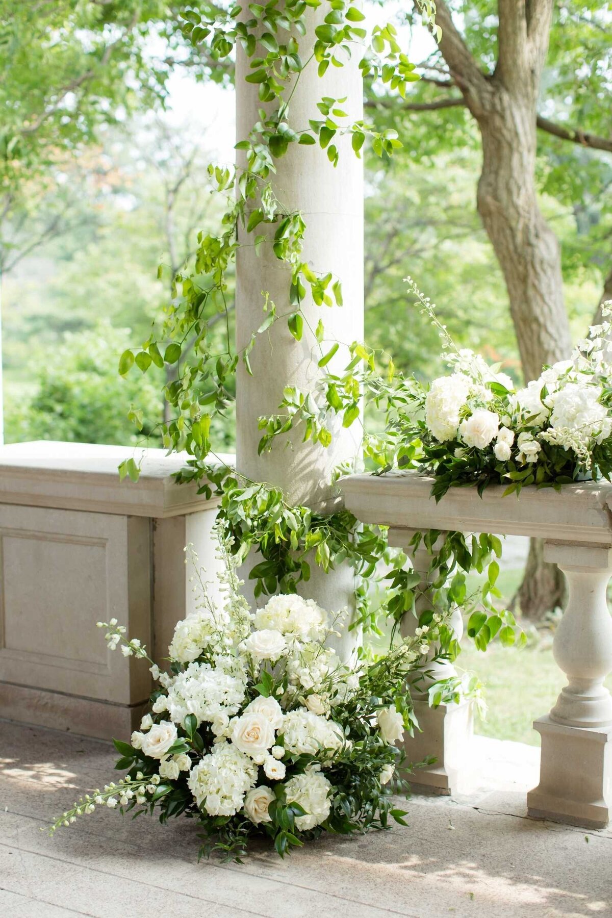 Lush garden ceremony flowers with climbing greenery at Luxury Chicago Outdoor Historic Wedding Venue.