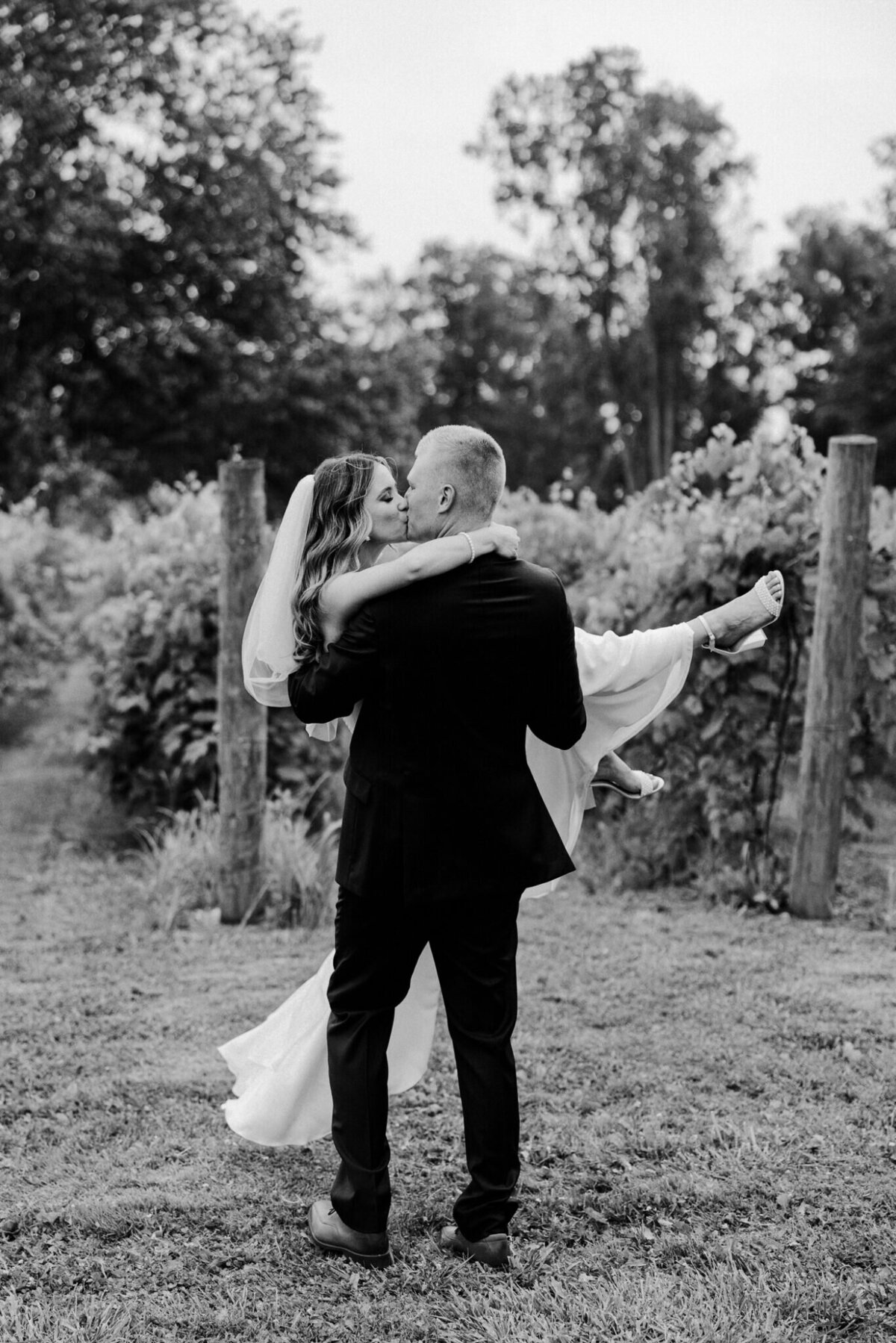 smith-and-co_youngblood-vineyard-wedding-35-1366x2048