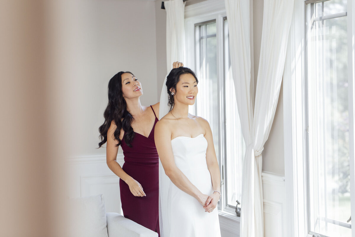 Wedding Morning | Bride and sister getting ready before ceremony | Whitehouse Station, New Jersey