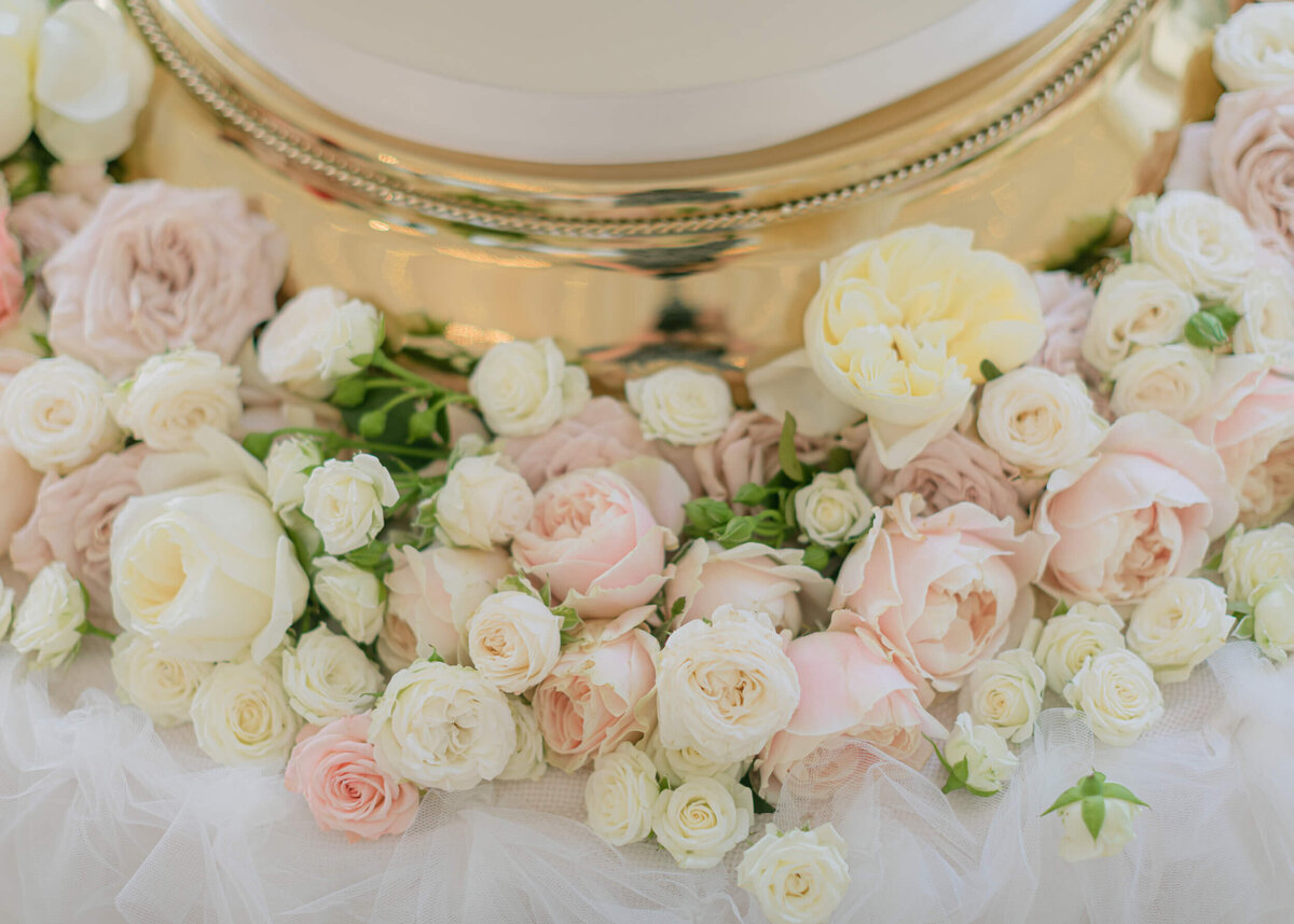 chloe-winstanley-weddings-cake-roses