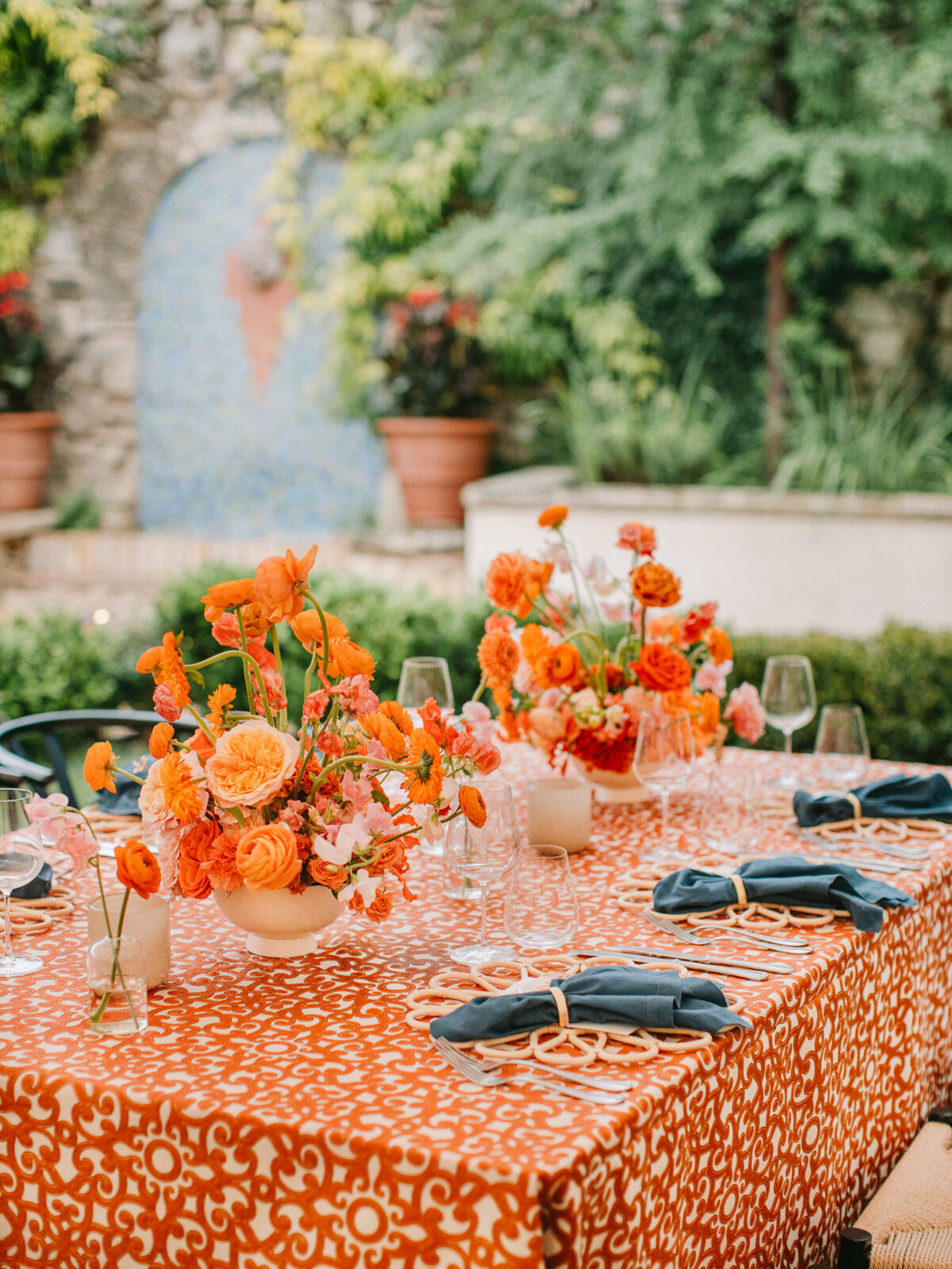 commodore-perry-estate-wedding-garden-blue-orange-peach-table