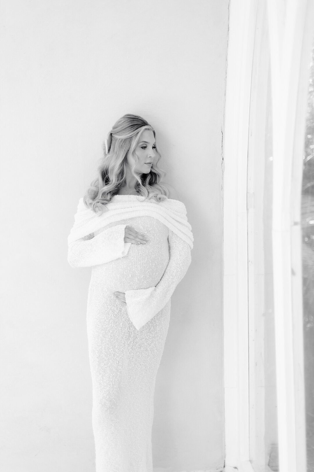 mom glances to the right in houston maternity photo session
