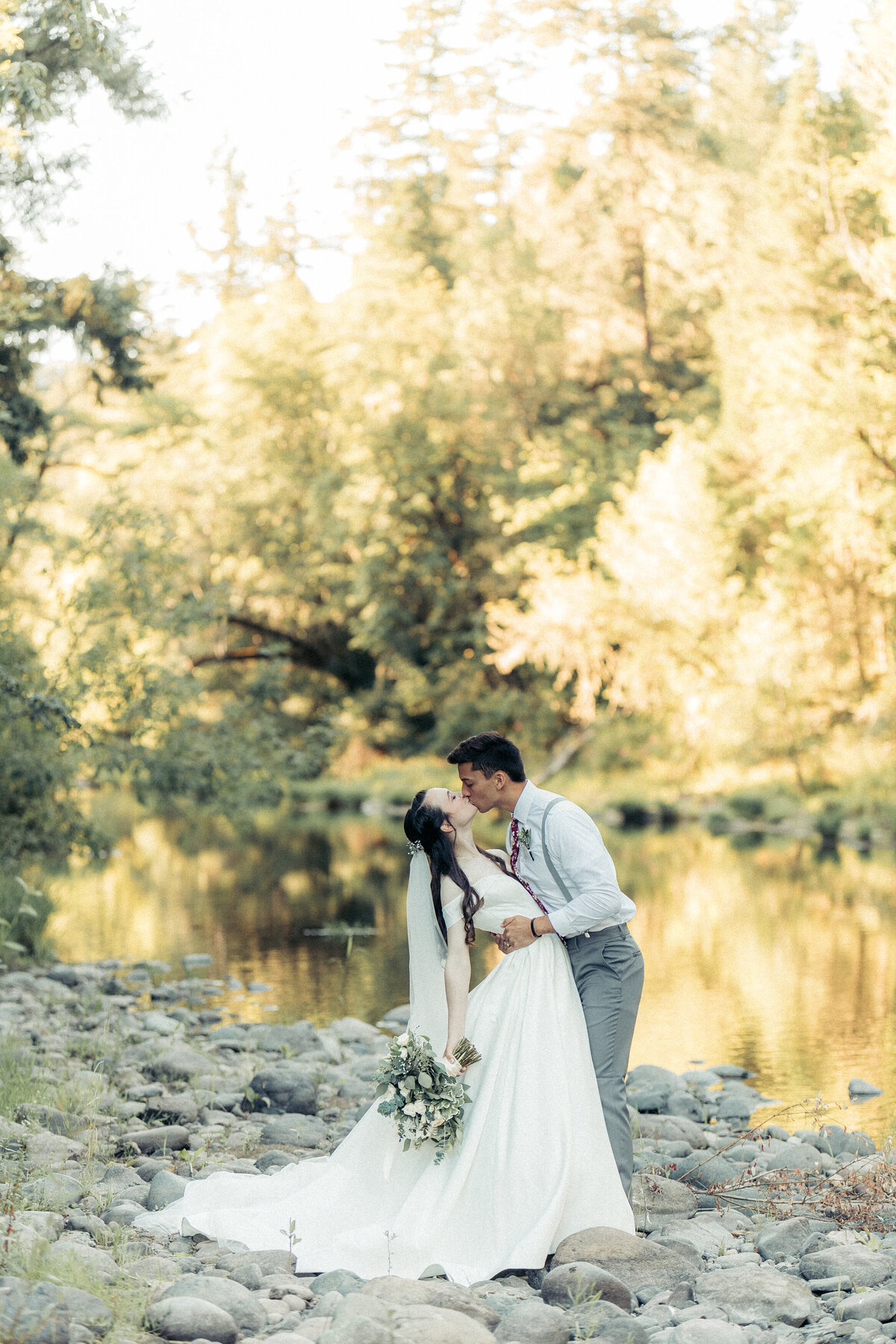 RIVERSIDE WEDDING IN THE OREGON