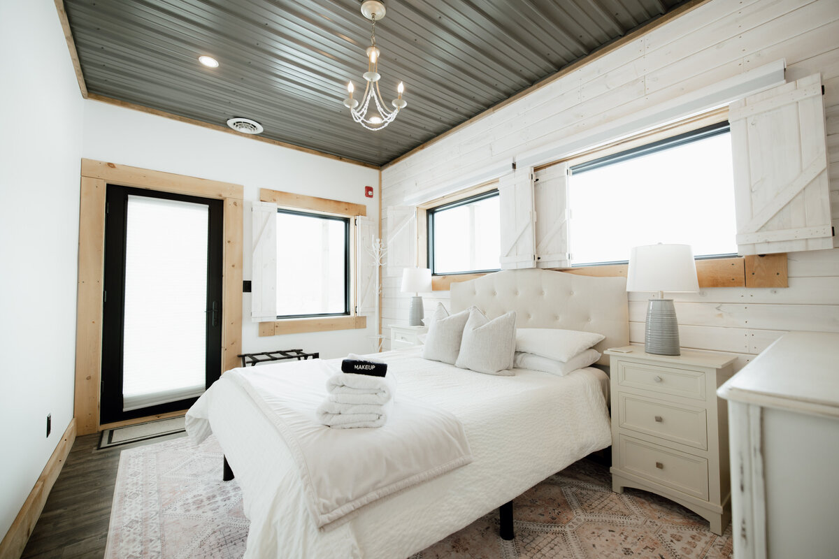 Bear-Ridge-Destination-barndo-suites-rosie-photo-video-66