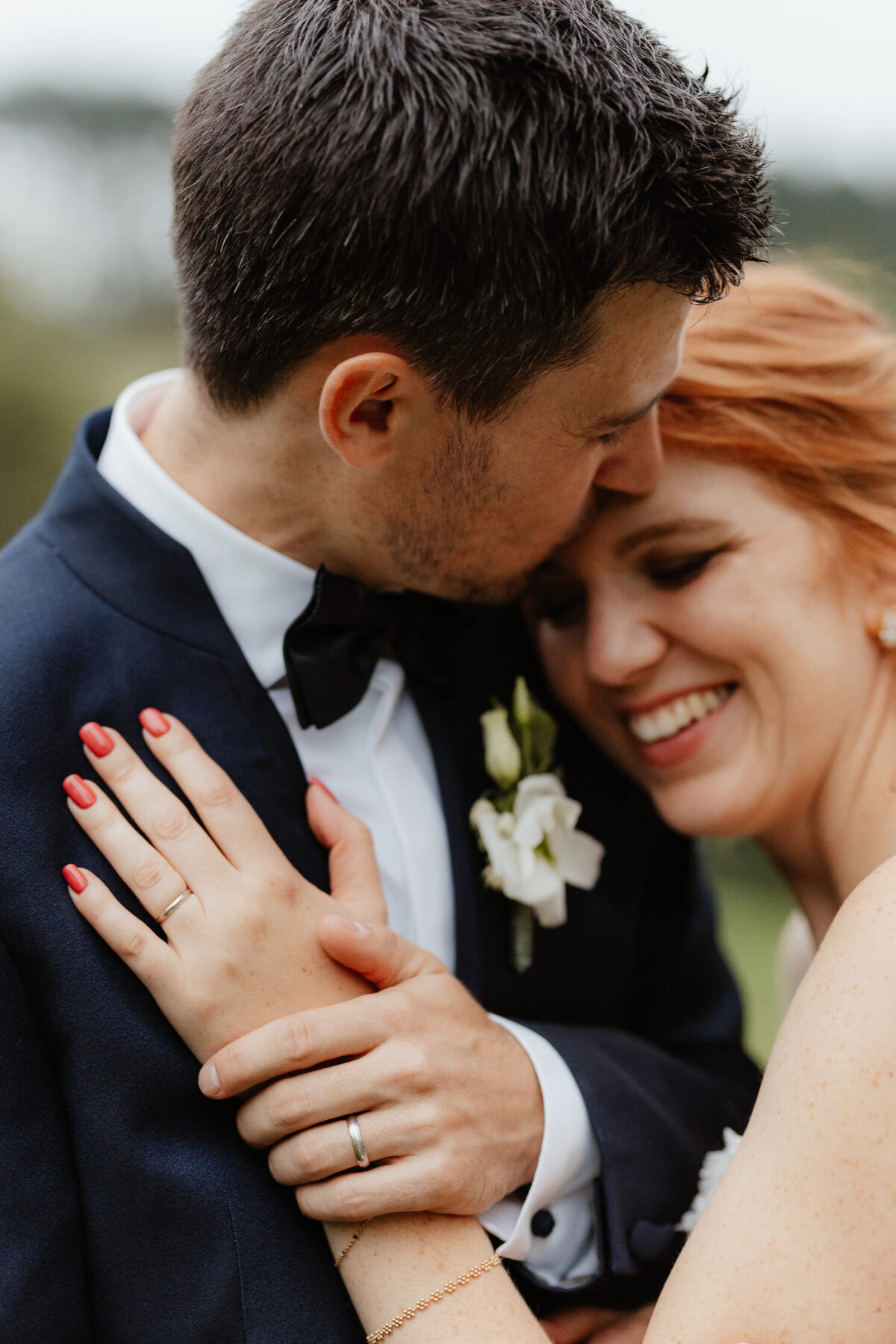 Berenice-et-Remy-mariage-couple-exterieur-foret8
