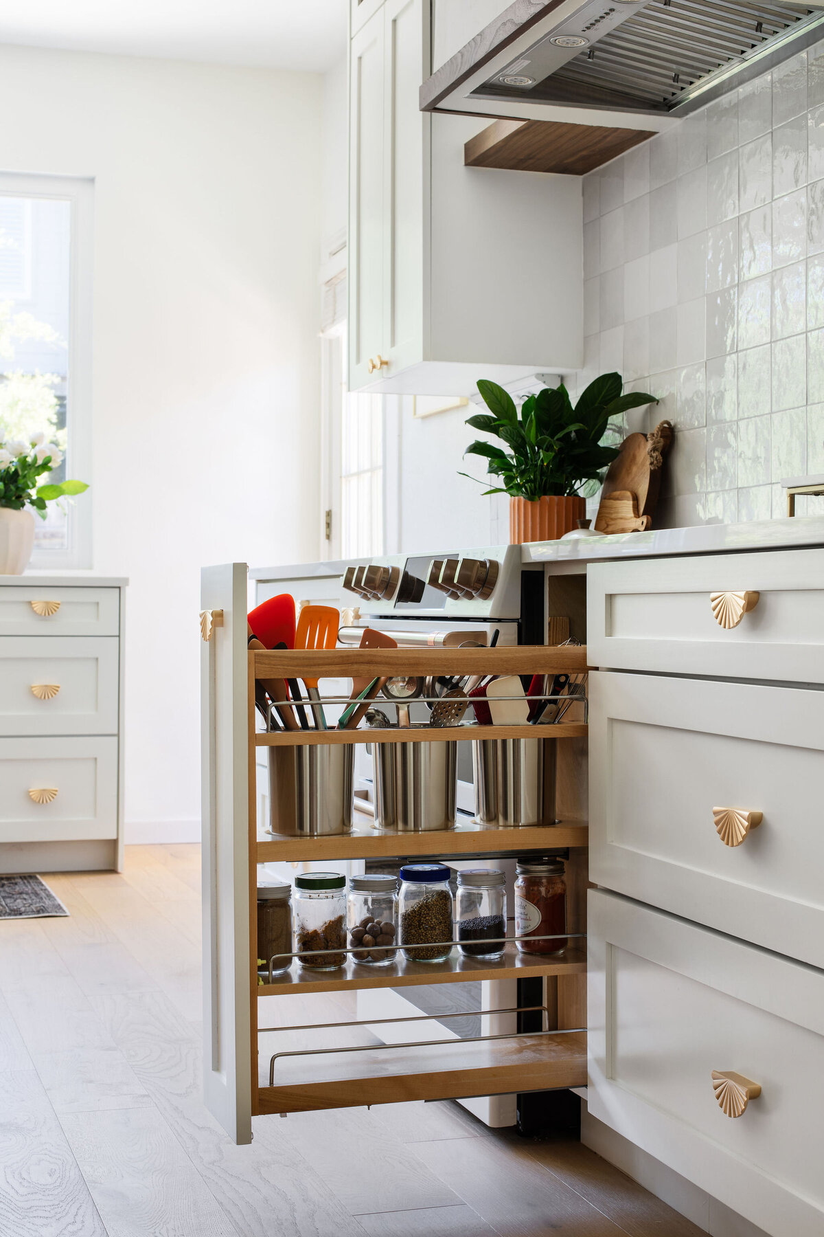 hello-home-luxury-modern-kitchen-white-quartz-countertop-unique-hardware-functional-kitchen-austin-tx-13