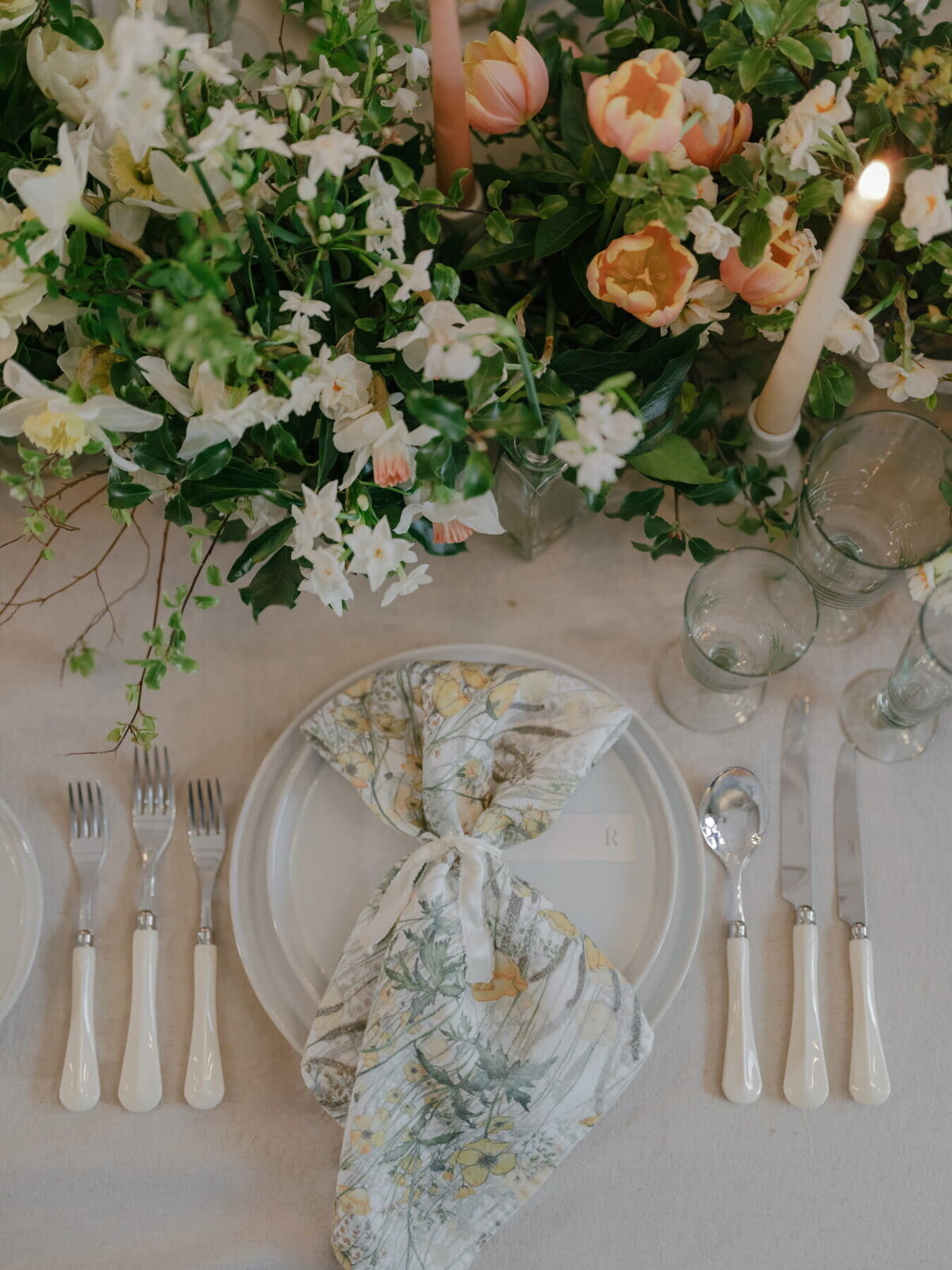 wedding-tablescape-patterned-napkins