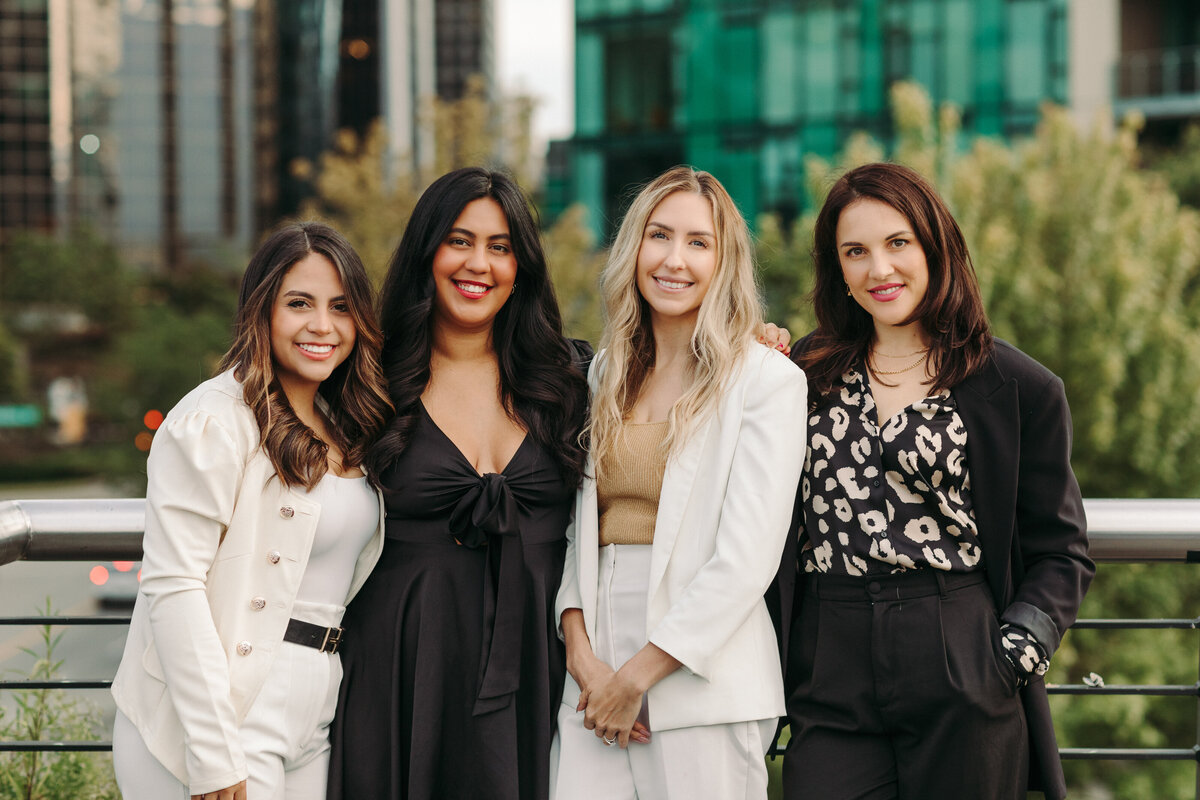 Utah Family Photographer captures group of women standing together and smiling