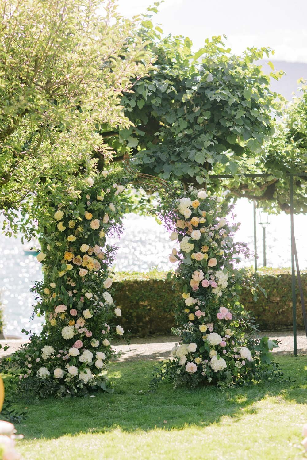 Alexandra & John romantic blush and lavender wedding by the Annecy Lake - Veronique Lorre floral designer - The Komans photography6