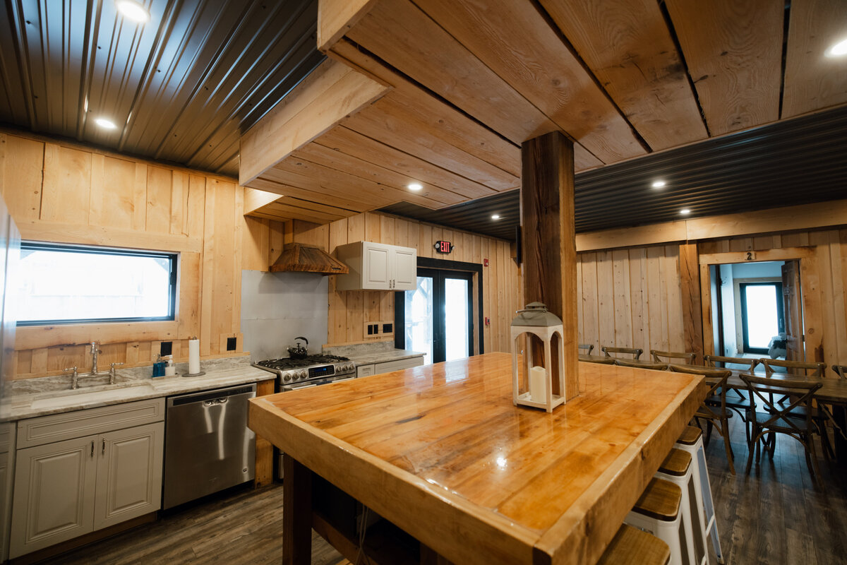 Bear-Ridge-Destination-barndo-suites-rosie-photo-video-84