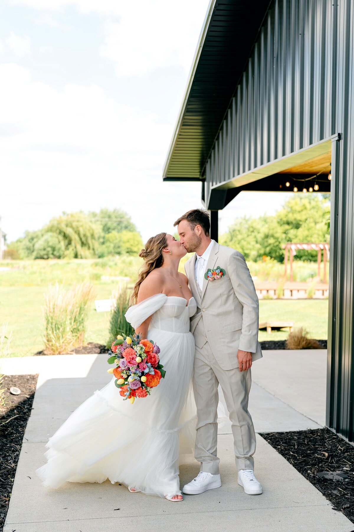 quick-kiss-before-wedding