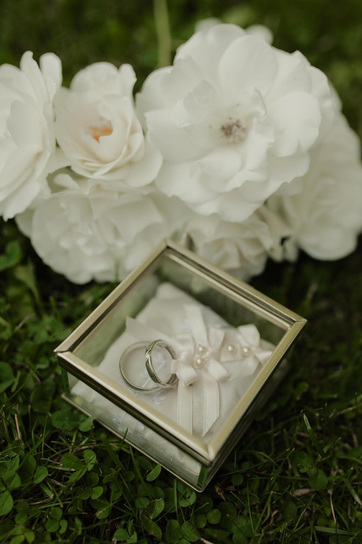 wedding-rings-detail-ringen-doosje-roses-rozen-white-wit