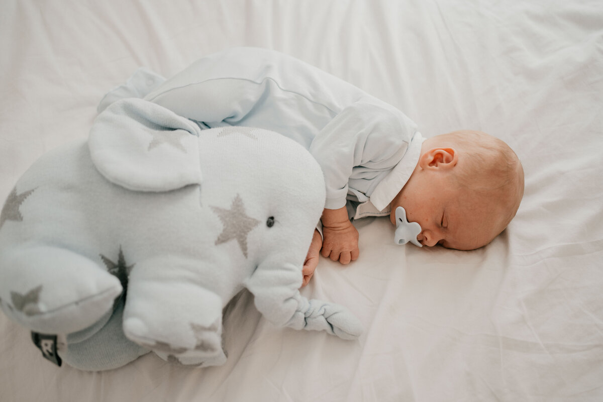 Newbornshoot door Leukfotografie in Amsterdam, Zaandam, Landsmeer, Oostzaan en Purmerend – zachte, liefdevolle babyfoto’s-23