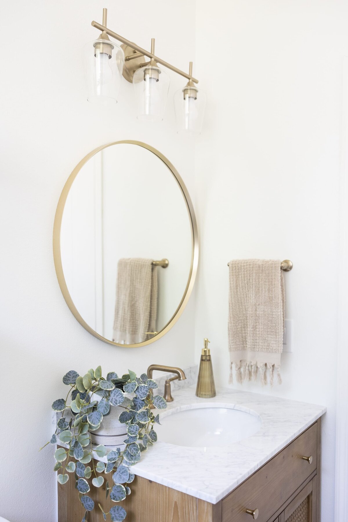 dewine design orlando interior designer belle isle bathroom gold round mirror with marble counter