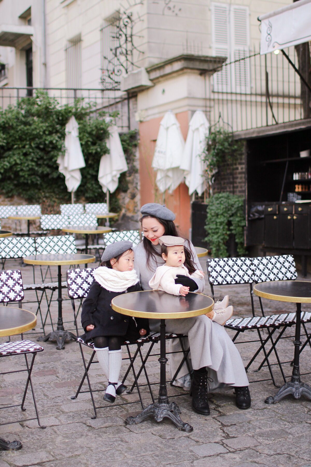 Portrait Family Paris Cafe Tiffany Chi Photography