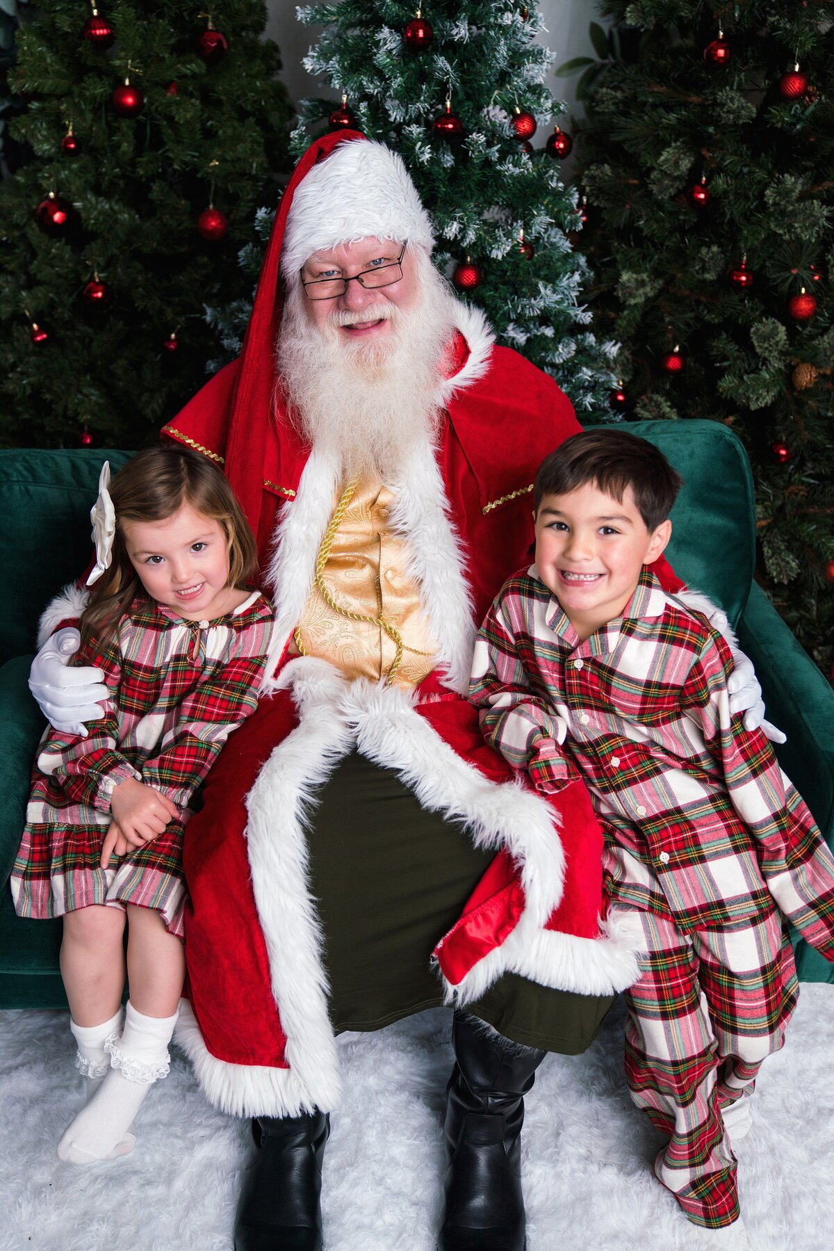 Kids smiling with Santa in Snoqualmie Valley