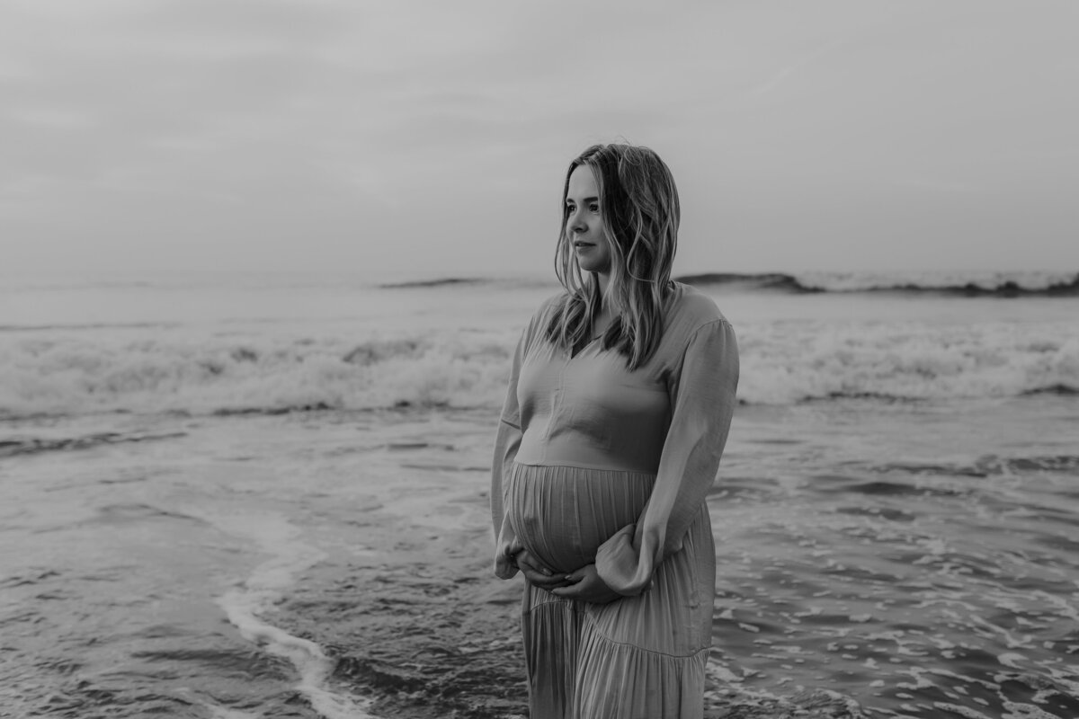 Zwangerschapsfotografie-in-de-zee-Scheveningen