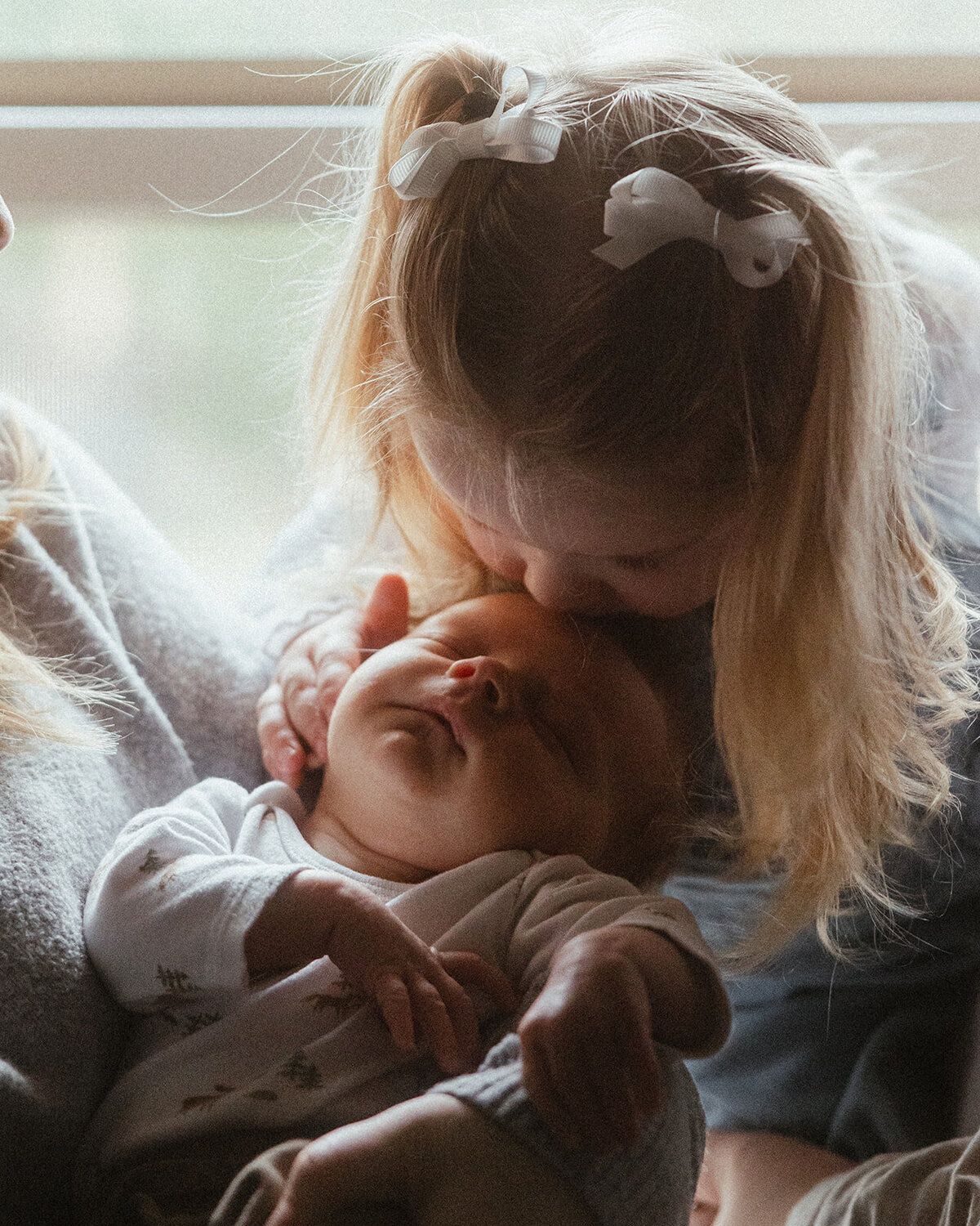 family-baby-newborn-sunshinecoast-love-emotive-siblings