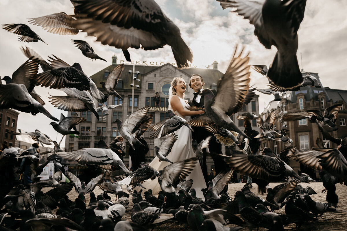Trouwen in Amsterdam bij de Westerliefde met trouwambtenaar Marc Neerhof, Kapsalon in de Jordaan, Lyppens trouwringen, Wild At Heart bridal trouwjurk