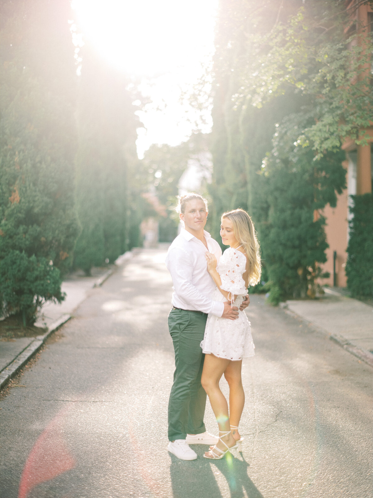 Engagement photos in Charleston. Photography by Philip Casey.