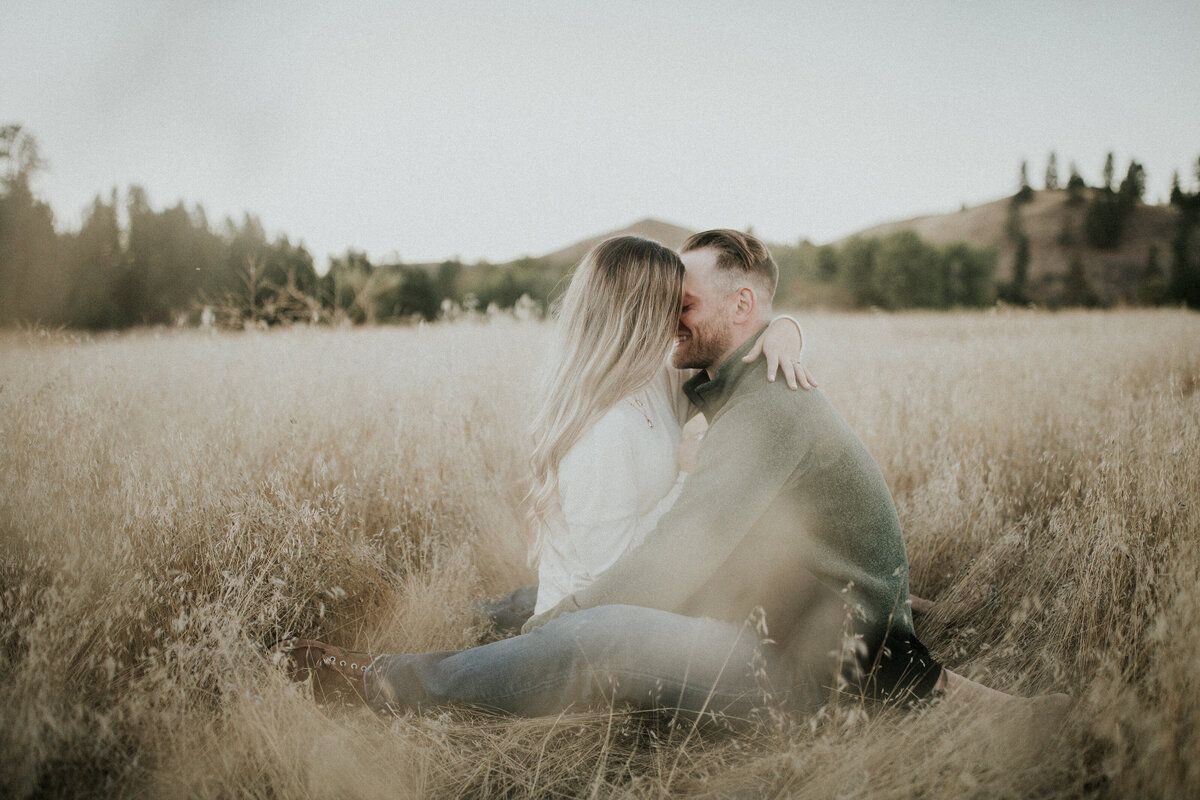 engagement-photo-session-missoula-fields-and-lake-15