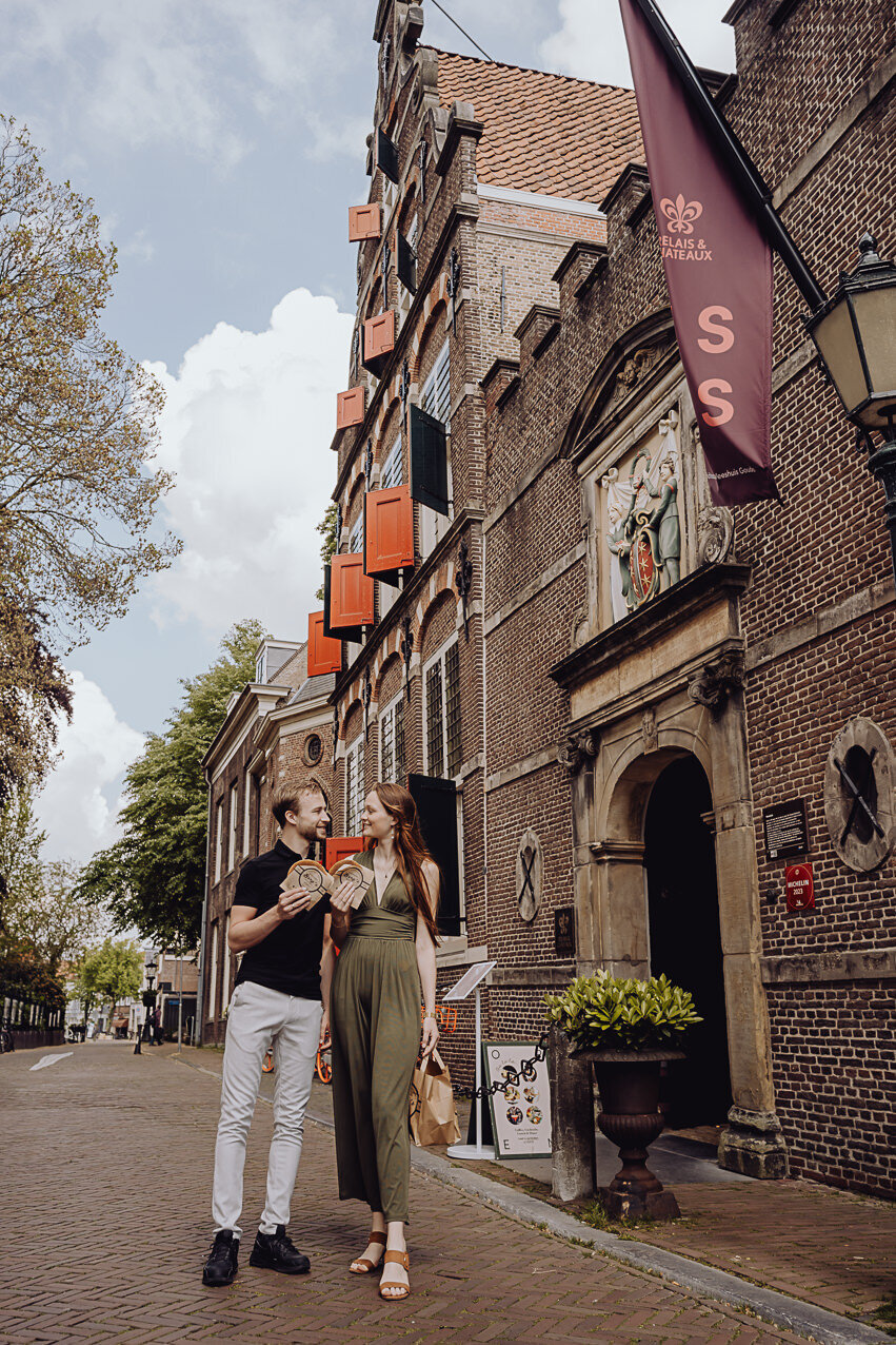 Stel wandelend langs de grachten in Gouda
