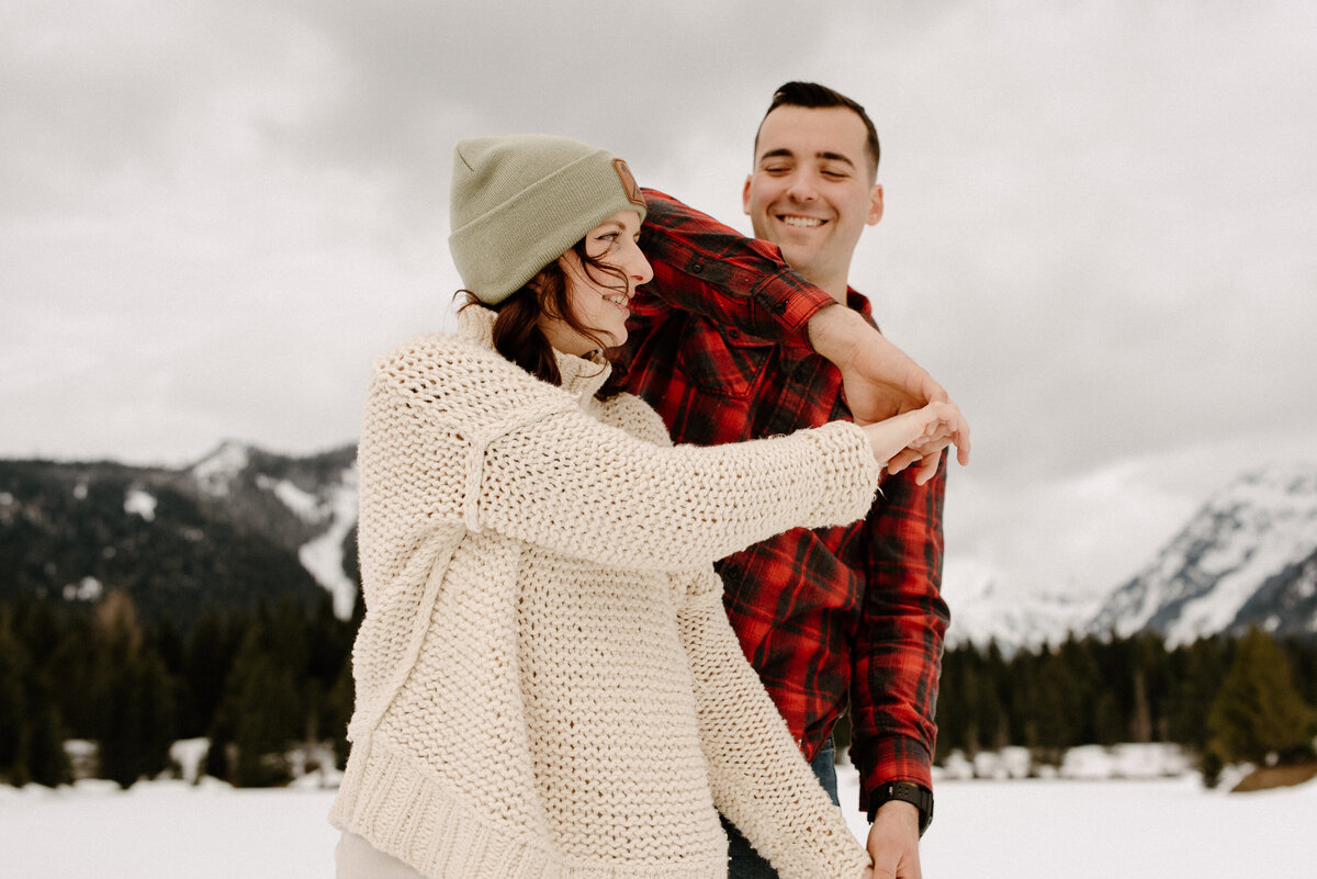 gold_creek_pond_snoqualmie_pass_winter_engagement_session_4