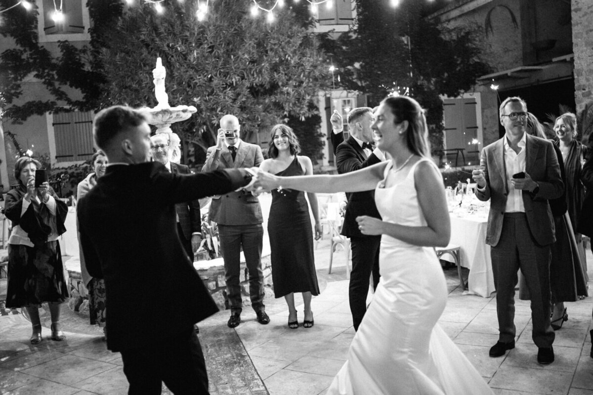 destination-wedding-first-dance-chateau-courtyard8