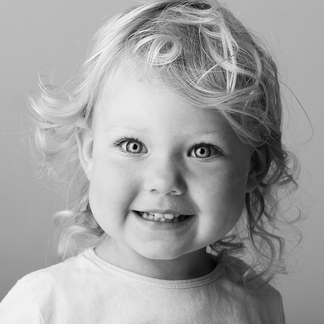 Kinderportret studio, zwart wit portret, studioportret