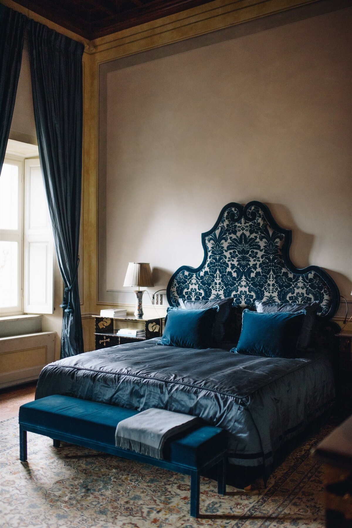 Villa Balbiano blue suite bedroom