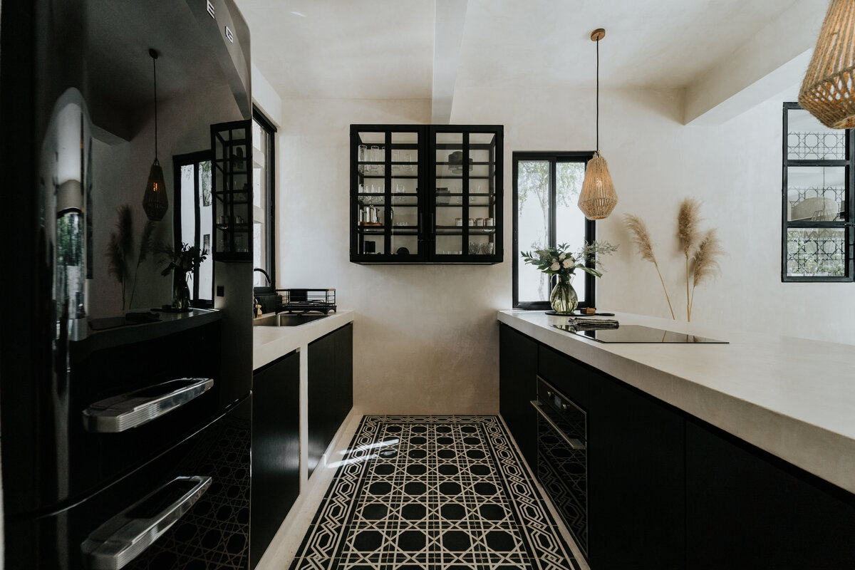 kitchen-tile-black-appliances
