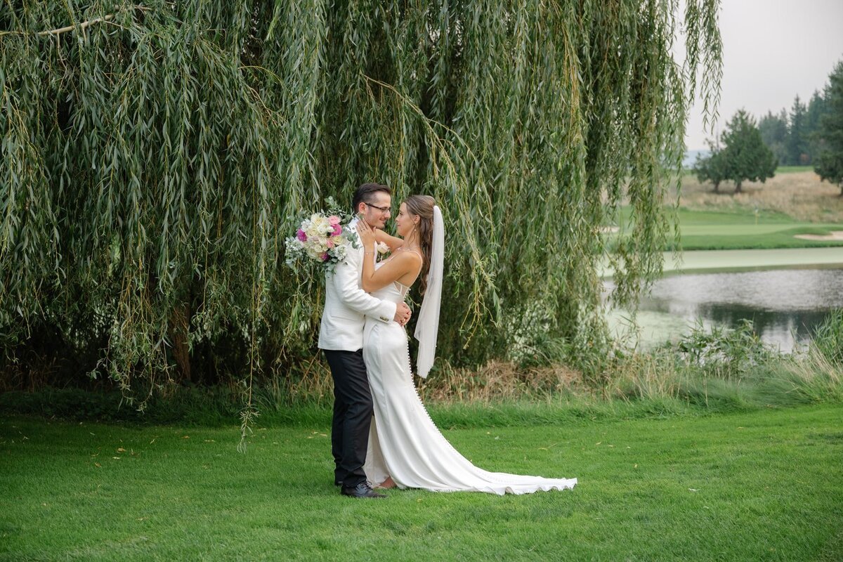 snoqualmie ridge washington golf course bride and groom portraits weeping willow tree