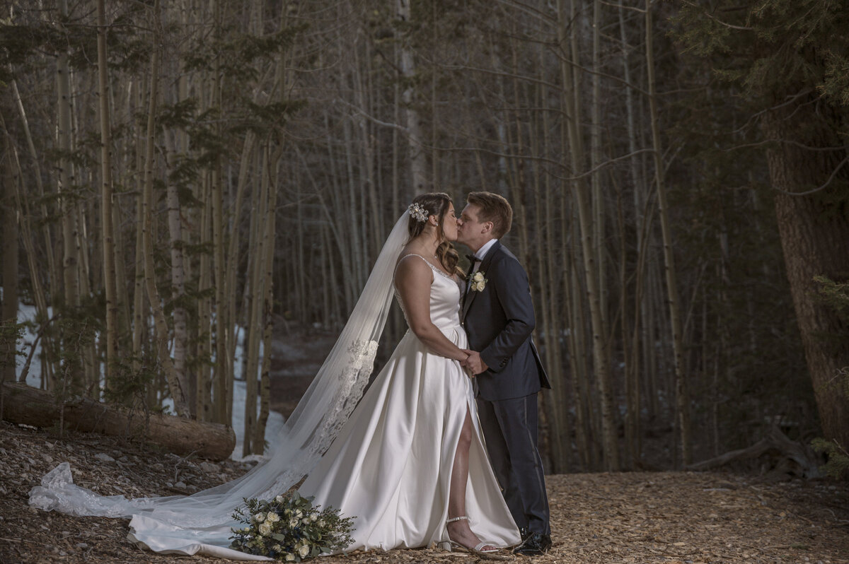 lincoln-outdoor-wedding-couple-kiss-legacy-in-light (58)