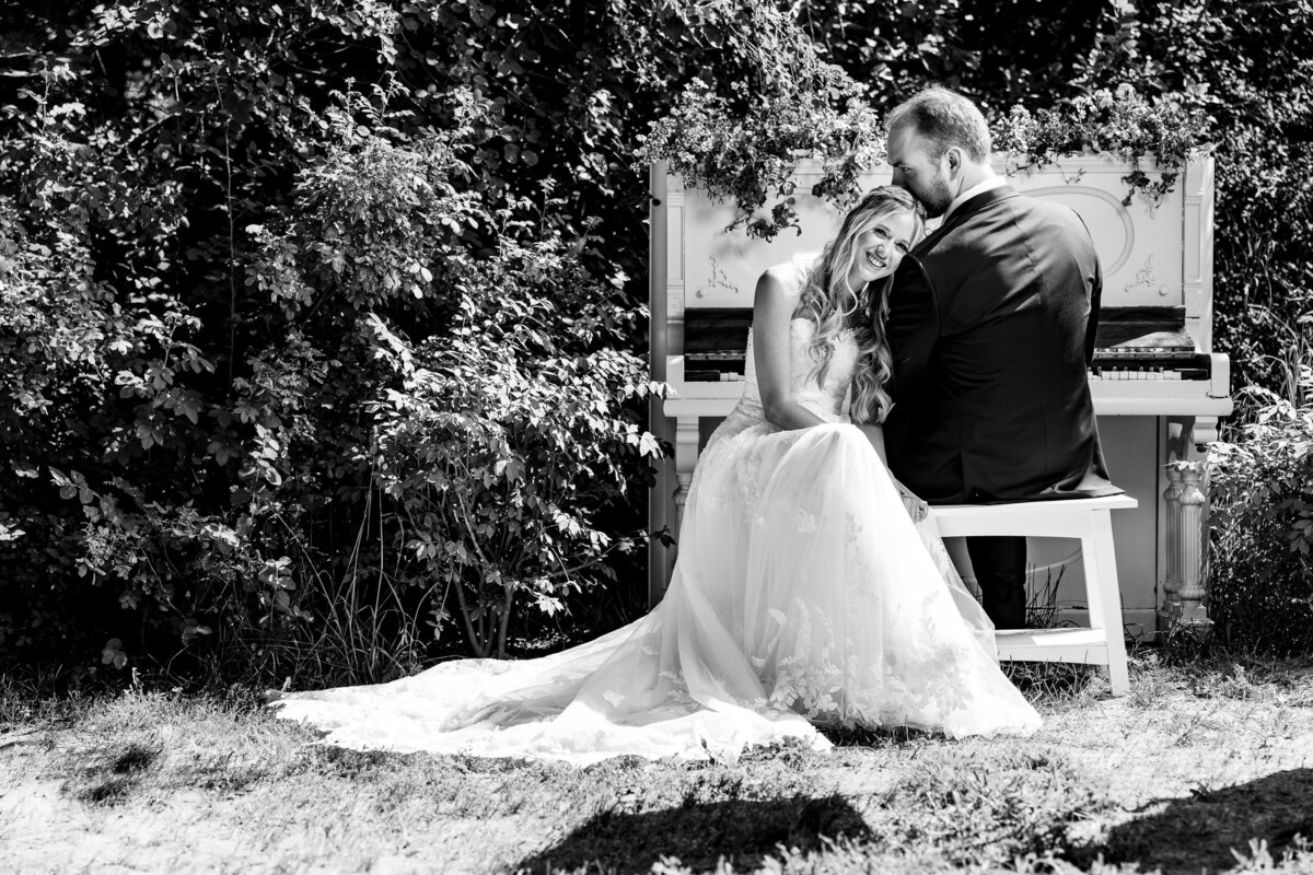 wedding-bride-groom-piano-kiss-spokane