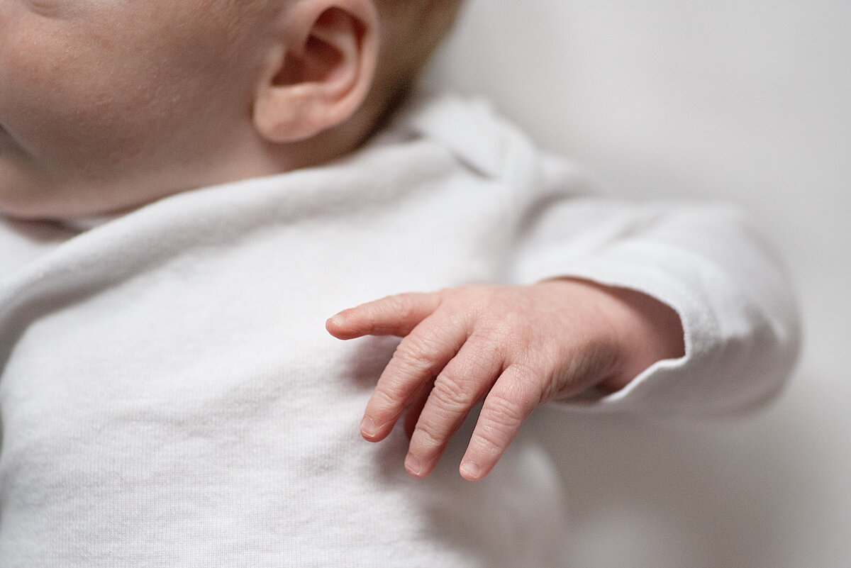 newborn portraits baby fingers