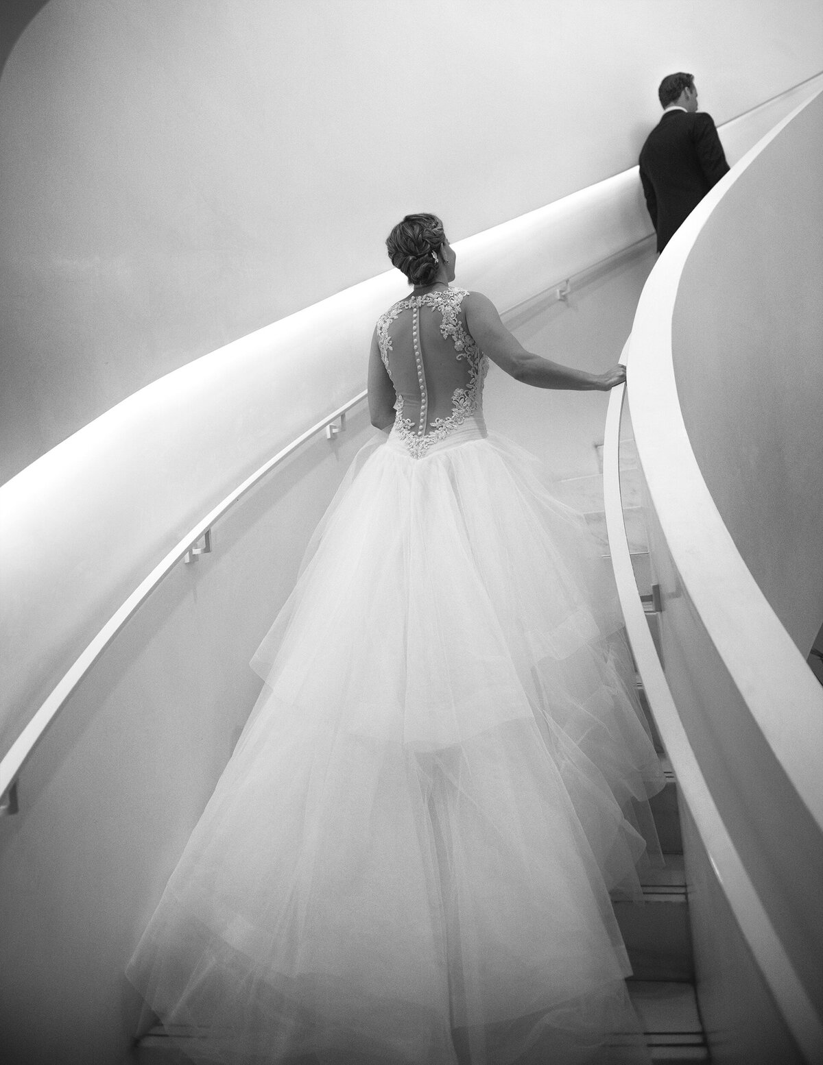 rodrigo-varela-photography-bride-on-staircase