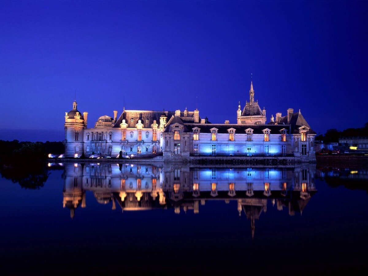 Château de Chantilly at night