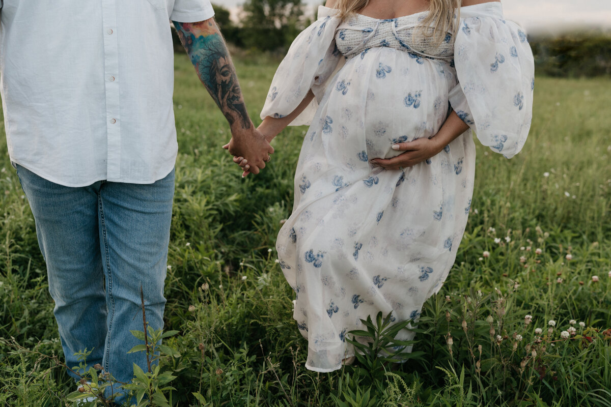 Midwest Maternity Photographer Beyond the Pines S9738