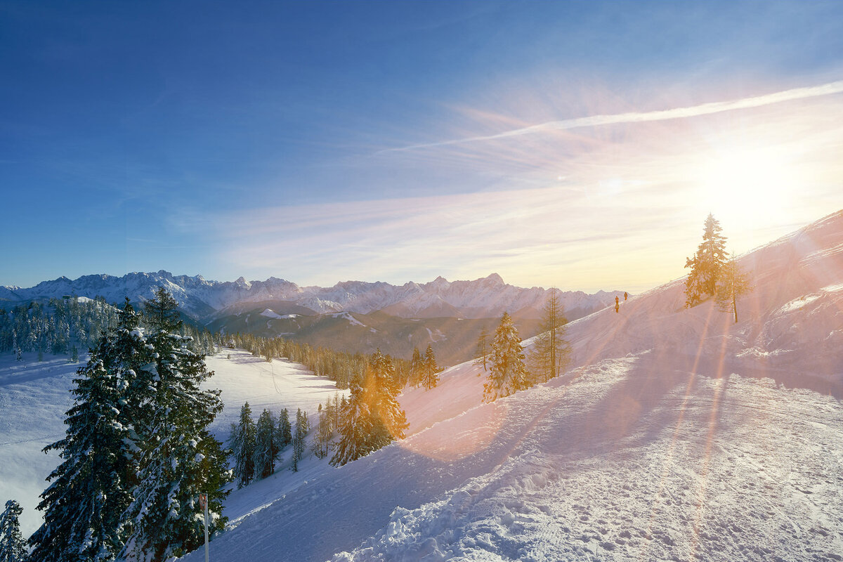 Winterlicher Sonnenuntergang am Dobratsch mit weitem Blick über verschneite Hänge – atmosphärische Landschaftsfotografie vom Fotograf Atelier Schulte – professionell in ganz Österreich.