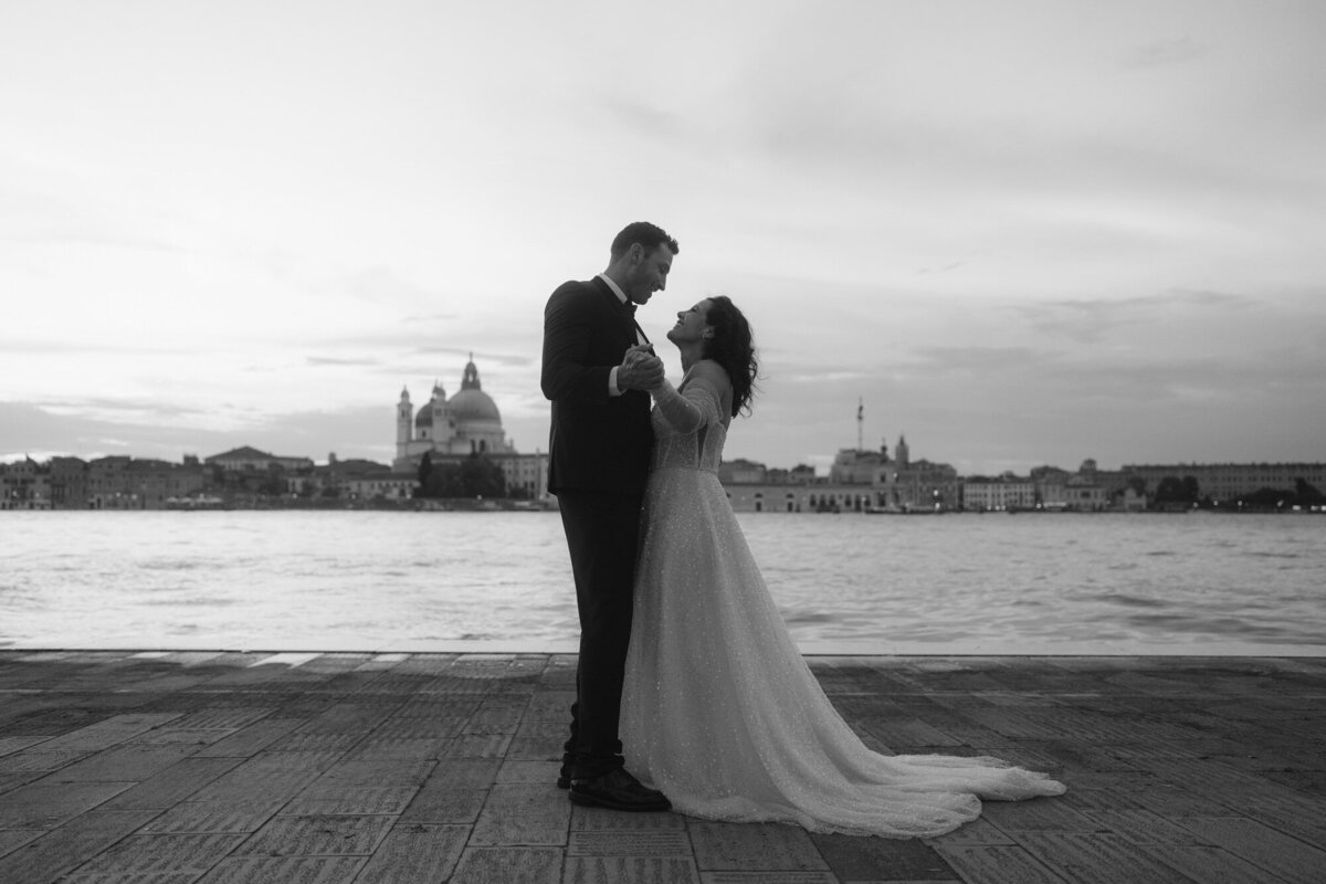 the_chaffins_international_destination_wedding_elopement_photographers_sammie_chaffin_micah_editorial_adventure_photos_travel_venice_italy_40