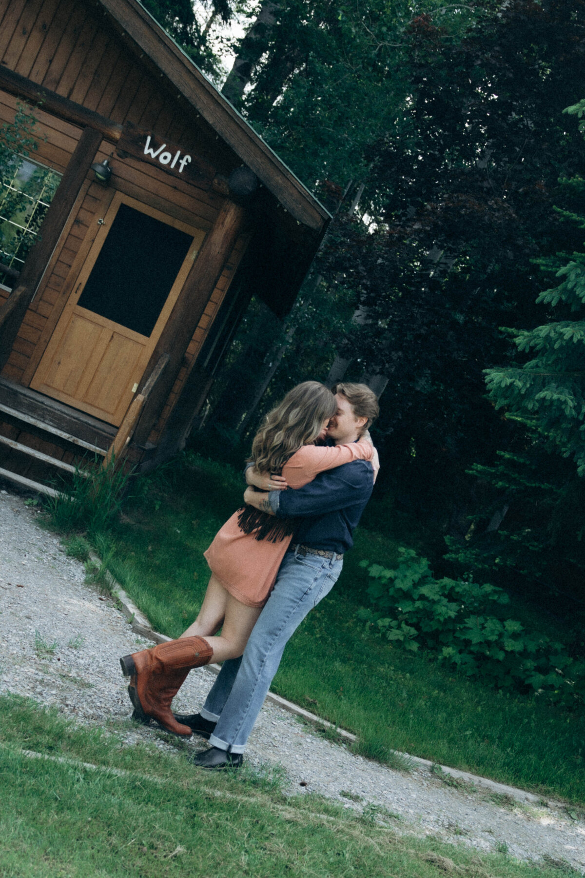 vpc-couples-vintage-cabin-shoot-6