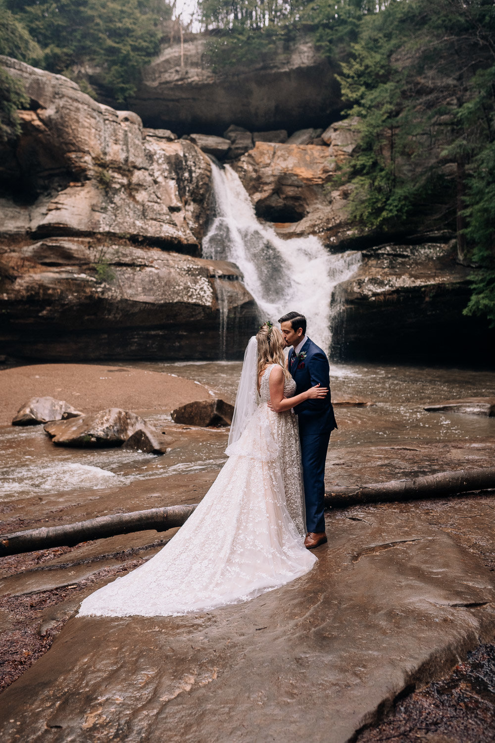 emmi-andrew-columbus-ohio-hocking-hills-elopement-wedding-photography-rain-hiking-6