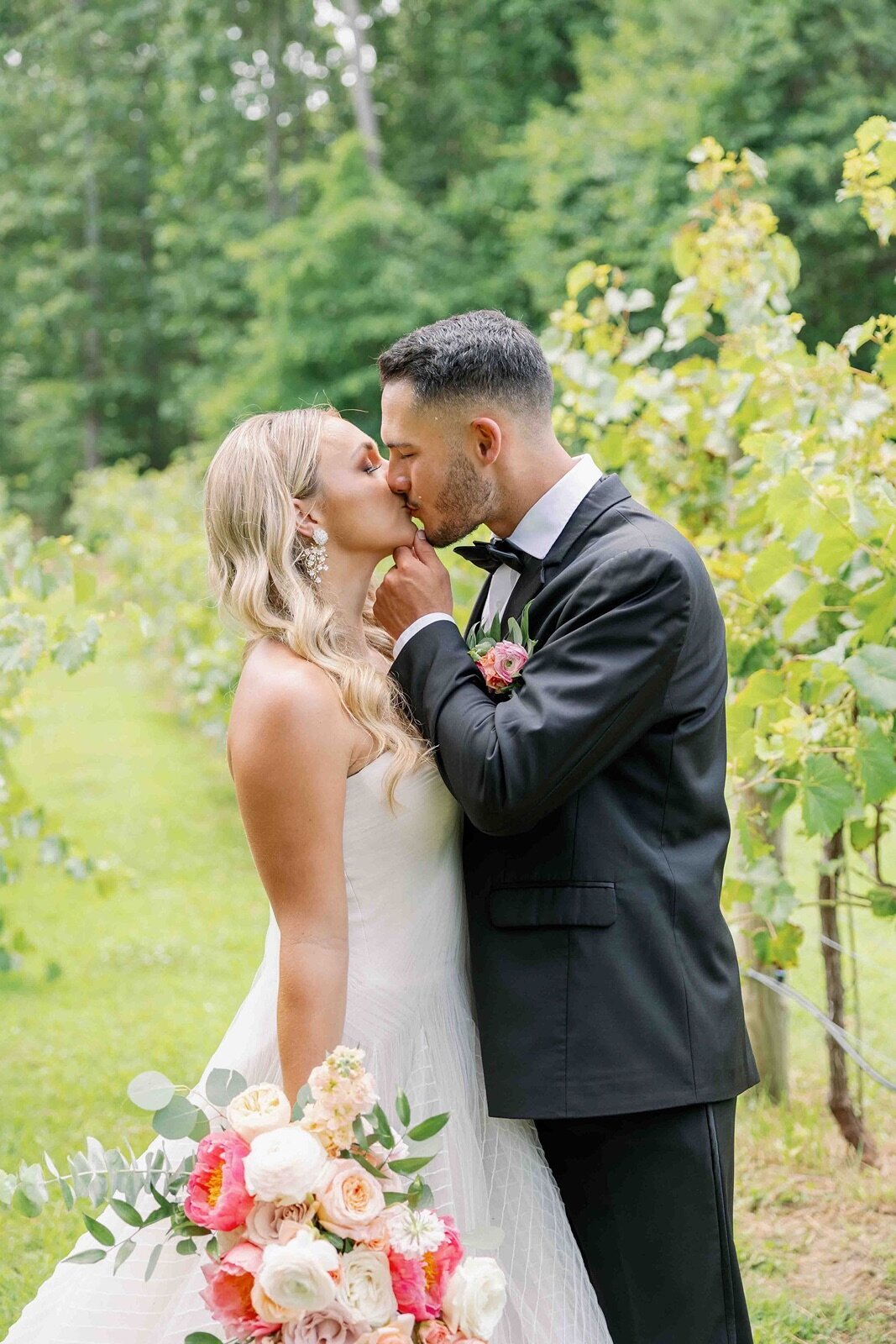 bride-groom-kiss