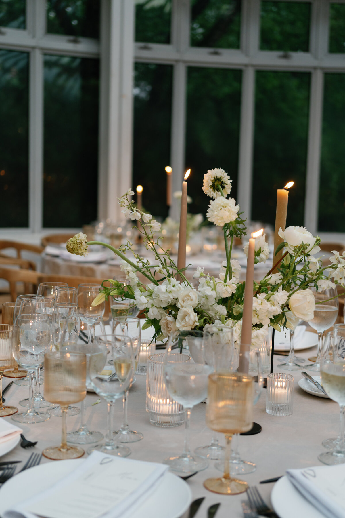 vintage-floral-linen-wedding-reception-table-poet-floral-sarah-brehant-events