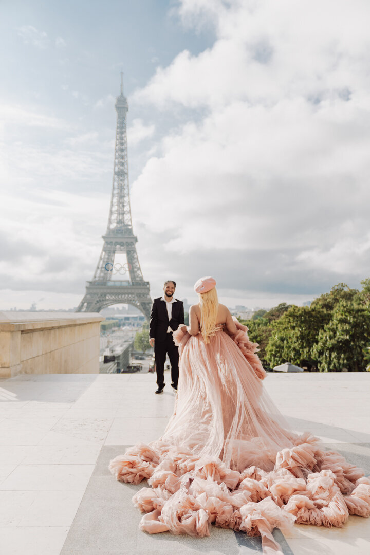 Sunrise couple photoshoot Trocadero Paris, golden hour photography, romantic morning light, Eiffel Tower view