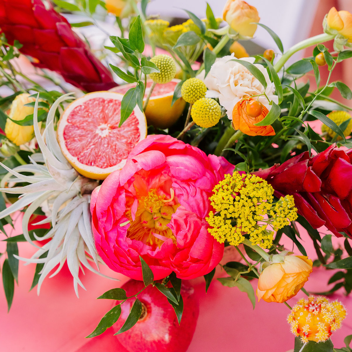 kalamazoo-tropical-citrus-wedding-arrangement
