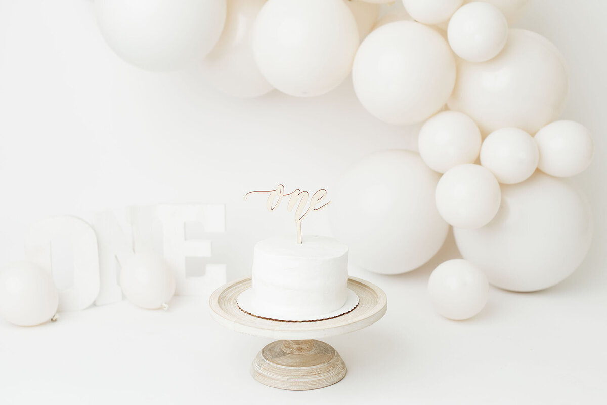 neutralcakewithballoons