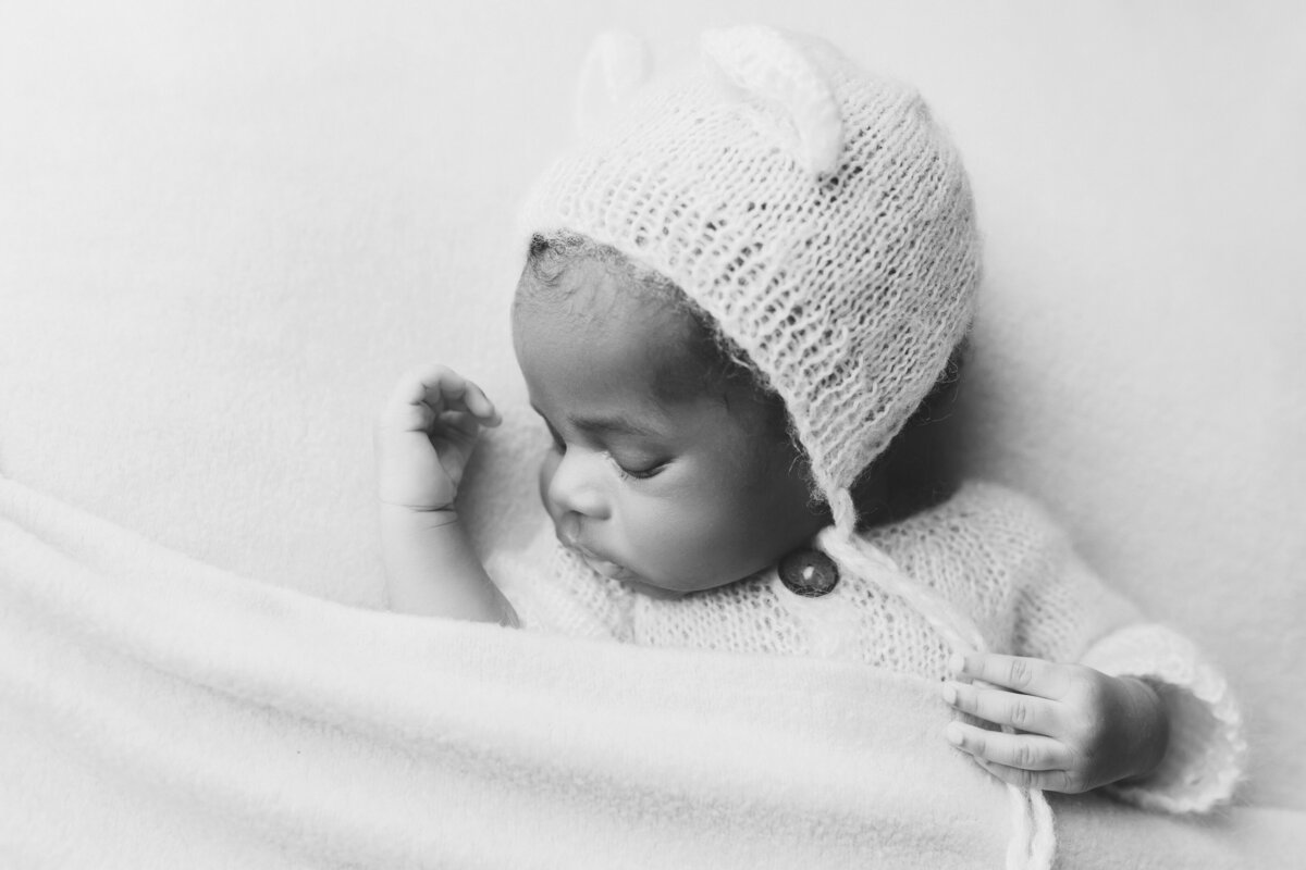 joannaboothphotography_Kemi Newborn-143 psr bw