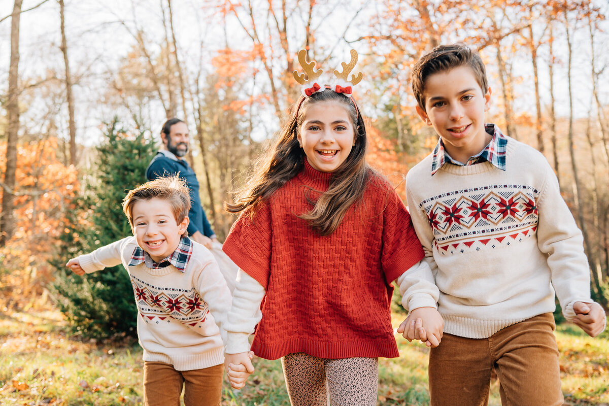 Christmas Tree Farm Mini Sessions | Connecticut Family Photographer-15